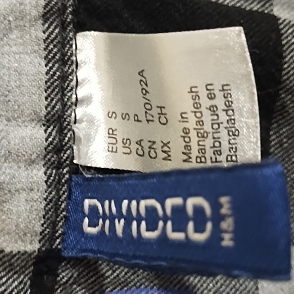 Women's size small Divided black and grey flannel buttoned shirt - Picture 2 of 4